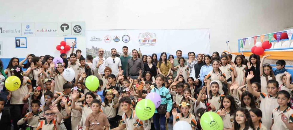 350 bin eserin yer aldığı kitap fuarına 13 binden fazla öğrenci ilgi gösterdi