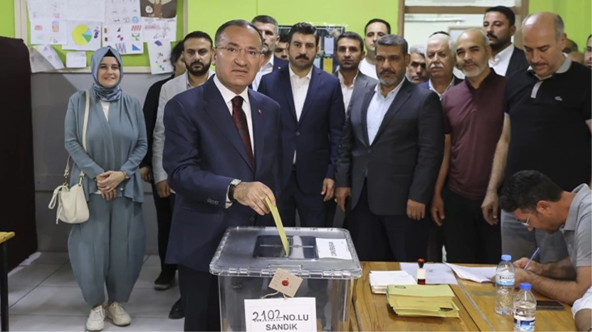 Adalet Bakanı Bekir Bozdağ oyunu kullandı: Milletin demokrasiye sahip çıkması mükemmel