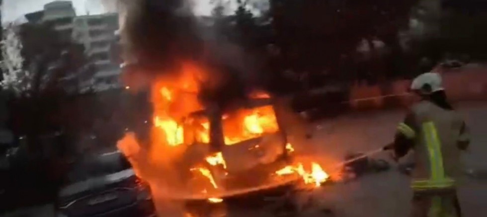 Diyarbakır’da park halindeki araçta çıkan yangın kamerada