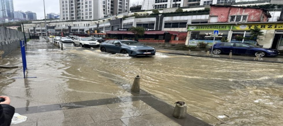 Sarıyer’de rögarlar taştı: Bir iş yerini su bastı, dükkan sahibi İSKİ’ye tepki gösterdi