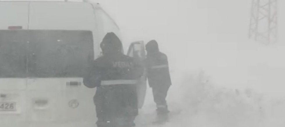 Yüksekova’da tipide yolda mahsur kalan vatandaşlar kurtarıldı