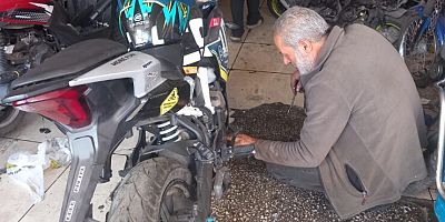 50 yıldır baba mesleği motorsiklet tamirciliğiyle geçimini sağlıyor