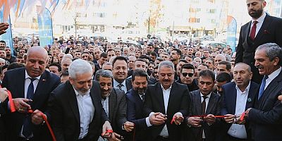 AK Parti Diyarbakır Bağlar Belediyesi başkan adayı Bedirhan Akyol'un seçim bürosu açılışı adeta miting havasında gerçekleştirildi.