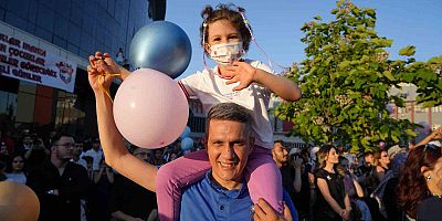 Binlerce balon minik Elif Azra için gökyüzüne bırakıldı