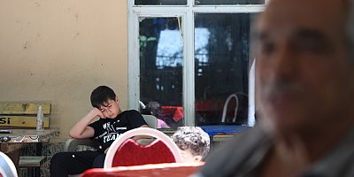 Bu kahvehaneye gelen uyuyor