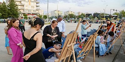 Çocuklar ve anneleri birlikte resim yaptı