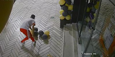 Döner bıçakları ile iş yerinin balonlarını parçaladılar