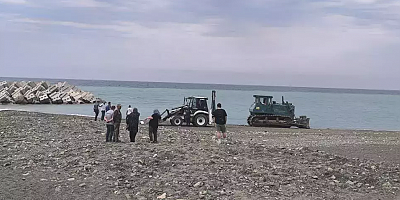 Sahilde güneşlenirken iş makinesinin altında kalarak can verdi