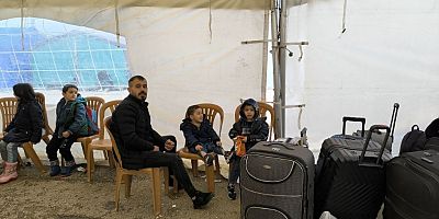 Suriyeliler 2025’e memleketlerinde girmek için yılın son günü geçişlerini sürdürüyor