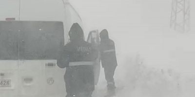 Yüksekova’da tipide yolda mahsur kalan vatandaşlar kurtarıldı