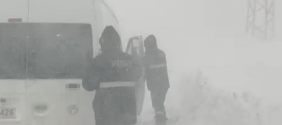 Yüksekova’da tipide yolda mahsur kalan vatandaşlar kurtarıldı